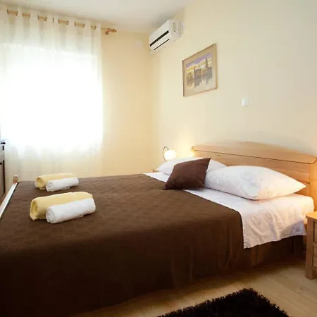 Beautiful Sandy Split