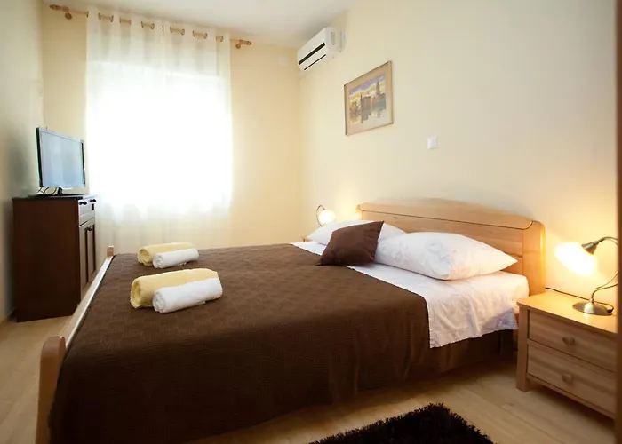 Beautiful Sandy Split